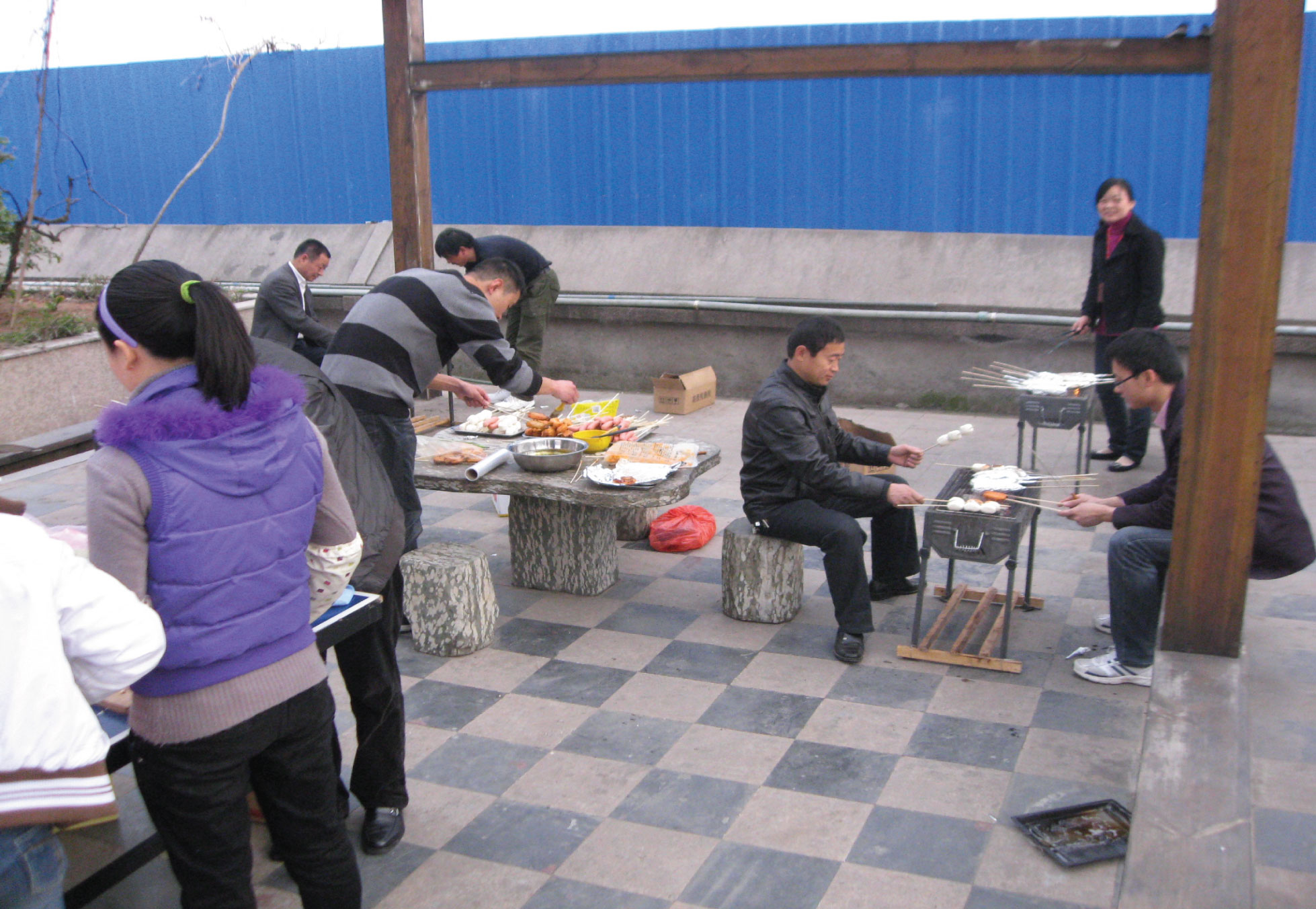 聚會(huì)開始前，行政樓各位領(lǐng)導(dǎo)做精心的準(zhǔn)備